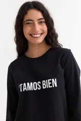 Remera de manga larga color beige con cuello redondo a la base. Presenta un estampado frontal con un dibujo de labios en color fucsia y la palabra 'BESITO' en color negro.