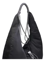 Bolso tipo hobo de diseño ergonómico y minimalista en color negro, con tecnología resistente al agua. Presenta una estructura curva, correas ajustables con detalles de cordones técnicos y cierre principal con tiradores multifuncionales.