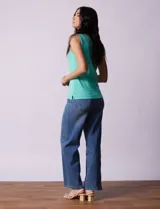Musculosa amarilla de algodón con cuello redondo y sisas anchas.