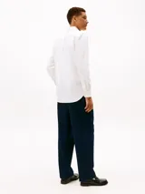 Camisa Tommy Hilfiger de corte regular y cuello con botones, confeccionada en puro algodón Oxford con estampado de raya diplomática. Cuenta con bolsillo de parche en el pecho con logo bordado.