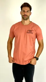 Remera de algodón color ladrillo, con cuello redondo, mangas cortas y estampa frontal con texto en color negro.