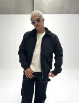 Campera de jean negra con forro interno y cuello de corderito.