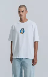 Remera de manga corta y cuello redondo, con calce oversize. Presenta un estampado pequeño en el centro del pecho con un diseño de Mickey Mouse. Confeccionada en algodón premium.