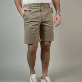 Bermuda color arena de corte recto.