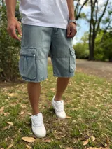 Bermuda cargo de jean estilo super baggy en color celeste lavado, con amplios bolsillos laterales con solapa.