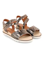 Sandalias de cuero con estampado de serpiente, tiras cruzadas y suela dentada en tonos beige y blanco.