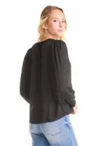 Blusa negra de gasa, marca Tahari, con escote en V y detalle de punto smock en los hombros. Manga larga con terminación plisada y puños elásticos.