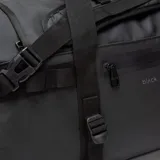 Bolso duffel de viaje color bordó con detalles en negro. Cuenta con correas de mano, correas ajustables, cierres reforzados y base resistente al agua.