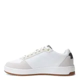 Championes Puma Court Classic Lux SD de estilo urbano, con diseño inspirado en el tenis. Presenta una base de cuero sintético blanco con refuerzos de gamuza en tono gris claro en la puntera y el talón. Incluye detalles metálicos dorados en los ojales y el logo de la marca, cordones blancos y una suela de goma color caramelo.