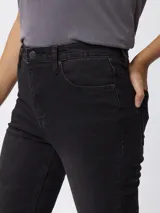 Jean de corte oxford con tiro medio, confeccionado en denim azul clásico con costuras a tono.