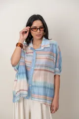 Camisa de organdí con diseño de franjas horizontales multicolor, corte holgado y mangas tres cuartos.