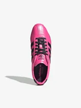 Zapatillas Adidas Originals Tokyo color rosa con las tres tiras laterales en negro, suela marrón y cordones negros.