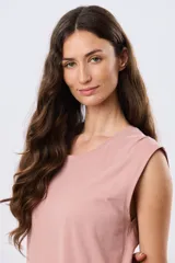 Musculosa de algodón color rosado con cuello redondo y diseño holgado.