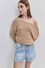 Sweater de punto color tostado, de calce relajado, con escote asimétrico decorado con ojalillos metálicos y mangas largas.