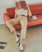 Botinetas de cuero sintético con estampado animal print en blanco y negro, con elástico lateral negro y suela de goma.