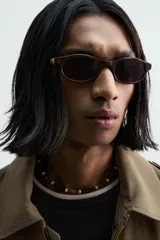 Cazadora de corte cropped fit, color verde oliva, confeccionada en mezcla de viscosa y algodón. Presenta cuello subido, manga larga, trabillas en los hombros, bolsillos de plastrón con solapa en la cadera y cierre frontal con cremallera.