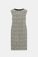 Vestido midi ZARA Woman Collection de tweed gris con sutiles hilos de colores, escote redondo, manga sisa y bajo desflecado con abertura en la espalda. Cuenta con cierre de cremallera oculta.