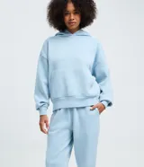 Pantalón jogger de mujer color marrón, confeccionado en algodón y poliéster, con cintura elástica, bolsillos laterales y puños ajustados en los tobillos.
