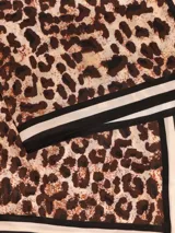 Pañuelo cuadrado de seda con estampado de girasoles en un jarrón. Tiene un borde amarillo con un patrón decorativo.