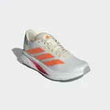 Championes de running Adidas Duramo SL 2, color blanco con detalles en naranja y rosa neón. Presentan una parte superior de malla técnica transpirable, cierre de cordones y mediasuela LIGHTMOTION para mayor amortiguación y estabilidad.