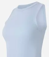 Top cropped musculosa de mujer, color marrón oscuro, confeccionado en tejido ribana acanalado, con cuello redondo y sin mangas.