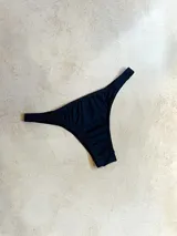 Bombacha de bikini color verde militar, de corte clásico y cobertura media.