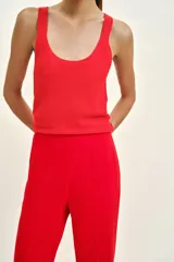 Pantalón de tiro alto en color negro, con diseño de corte recto y ligeramente acampanado. Presenta costuras verticales marcadas en el frente y bolsillos laterales de vivo.
