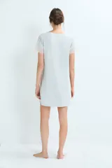Camisón corto de color gris claro, con escote en V y mangas cortas, decorado con delicados detalles de encaje en el cuello y los bordes de las mangas.