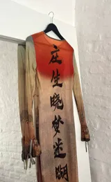 Vestido midi de microtul elastizado con estampado abstracto en tonos marrones y beige. Diseño ajustado al cuerpo, de manga larga y cuello redondo. Transparenta.