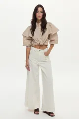 Jean blanco wide leg de tiro alto, con costuras decorativas verticales al frente y pernera ancha.