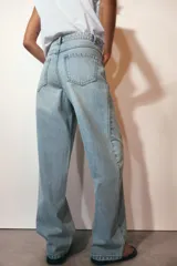 Jeans de tiro medio con corte relaxed fit y balloon leg, color azul denim. Cuenta con cintura con trabillas, cinco bolsillos y cierre frontal con cremallera y botón. Modelo ZARA WOMAN COLLECTION.