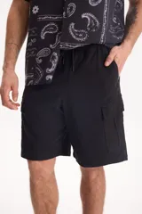 Bermuda cargo negra con cintura elastizada y cordón ajustable, de corte holgado y bolsillos laterales con solapa.
