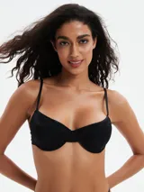 Soutien negro con aro y tirantes finos ajustables.