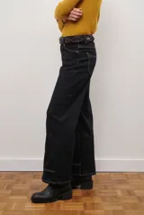 Jean de mujer color bordó, de corte recto y tiro medio, con costuras verticales en la parte delantera y trasera.