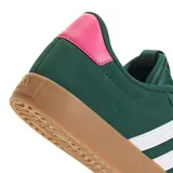 Championes Adidas VL Court 3.0 de estilo urbano, color verde con las icónicas tres tiras laterales en blanco y suela de goma color caramelo.