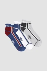 Pack de tres pares de medias cortas deportivas Umbro con tejido de rizo (terry) en la planta. Incluye un par azul con detalles en rojo, un par blanco con detalles en azul y un par gris con detalles en negro.