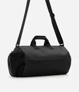Bolso deportivo cilíndrico de poliéster color negro, con amplio espacio interior, cierre superior con cremallera, asas de mano reforzadas, asa transversal regulable y desmontable, bolsillo frontal con cremallera y bolsillo lateral de malla.