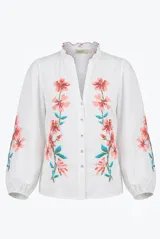 Camisa blanca de manga larga con bordados florales en tono rojo y verde en el frente y las mangas. Presenta cuello mao con escote en V y botones frontales.