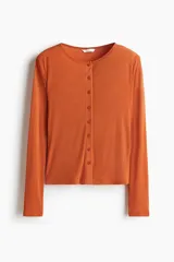Top ajustado de manga larga color naranja ladrillo, con cuello redondo y cierre frontal de botones.