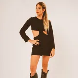 Vestido corto negro de terciopelo, con cuello redondo, manga larga y aberturas cut-out laterales en la cintura.