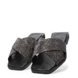 Sandalias planas marca Bottero con diseño de tiras cruzadas cubiertas de brillos. Presentan una punta cuadrada y una base plana con plantilla acolchada.