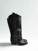Bota alta negra de ecocuero con punta cuadrada y cordones laterales.