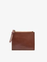 Monedero mediano de piel bovina con acabado craquelado y curtición vegetal, color marrón. Posee un compartimento principal con cierre de cremallera y un tarjetero en la parte trasera.