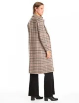 Chaqueta larga de tejido suave con patrón de cuadros, diseño de corte recto y largo midi. Presenta cuello con solapa, frente abierto sin botones y dos bolsillos de parche delanteros.