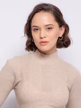 Polera de tejido de punto con diseño de textura tramada y pequeños puntos calados, de corte ajustado al cuerpo y cuello alto.