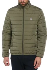 Campera puffer de hombre color verde militar, con cierre frontal completo, cuello alto y bolsillos laterales. Presenta el logo de la marca bordado en el pecho.
