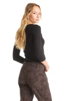 Remera de tejido rib marca Elie Tahari, con cuello redondo y mangas tres cuartos. Presenta un diseño ajustado al cuerpo y un pequeño avío metálico con logo en el ruedo.