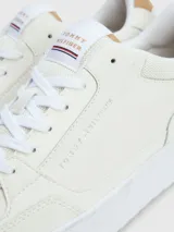 Zapatillas de corte bajo estilo baloncesto con suela cupsole, confeccionadas en una mezcla de cuero y materiales sintéticos. Presentan detalles de ventilación en la puntera, cordones al tono y el logo de la marca en el lateral y la lengüeta.