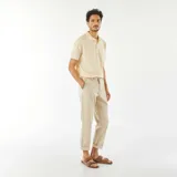 Pantalón chino recto color beige, de mezcla de lino, con cintura elástica ajustable con cordón y dobladillo en los tobillos.