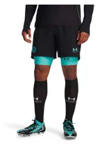 Short deportivo Under Armour de la colaboración con Mansory, en color negro. Presenta un diseño de doble capa con calza interna integrada en color turquesa, cintura elástica con cordón y logos de la marca y la colaboración en contraste.